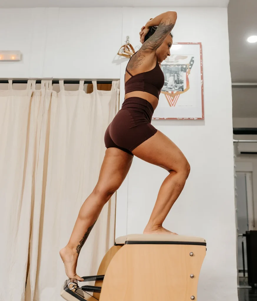 Entrenamiento en Wunda Chair para fortalecer piernas y core en pilates Sant Gervasi
